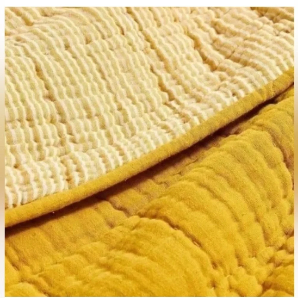 Anthropologie Reversible Airy Gauze Quilt Size King New Plus